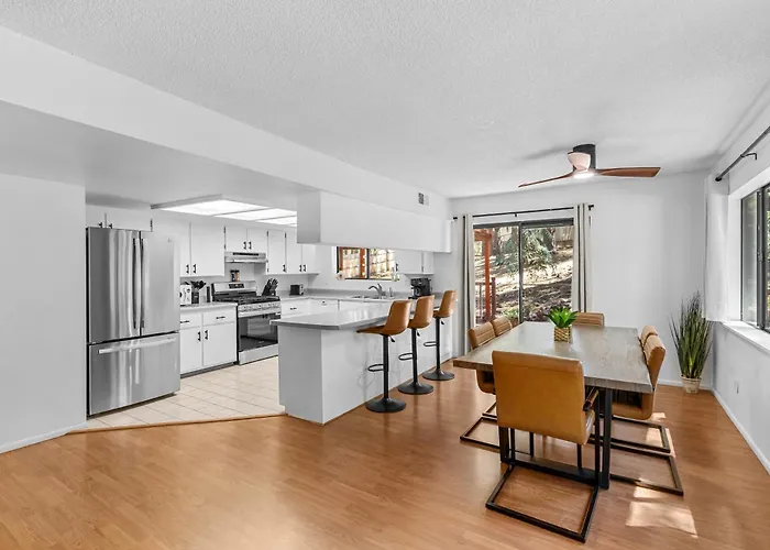 Pet Friendly Retreat In The Pines Minutes From Downtown