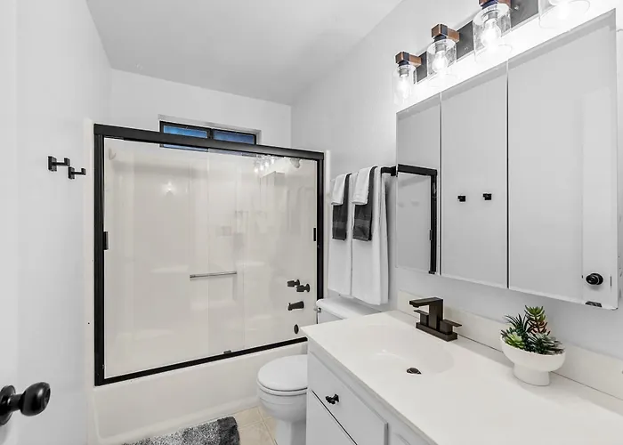 Pet Friendly Retreat In The Pines Minutes From Downtown Villa